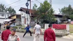 Viral Pria di Kuningan Tantang Polisi Berkelahi Berakhir Dibawa ke RS