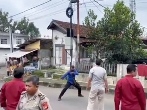 Bukan Preman! Pria Nantang Polisi Pakai Jurus Silat Dikabarkan ASN