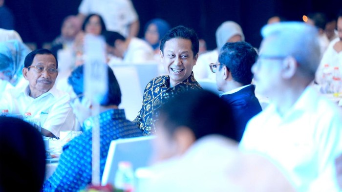 Presiden Direktur Prudential Indonesia Michellina L. Triwardhany (kedua kanan) berama Presiden Direktur Prudential Syariah Omar Sjawaldy Anwar (ketiga kanan) dan Direktur Transformasi dan Digital Bio Farma Soleh Ayubi (kanan) menandatangani kerja sama disaksiksaikan Menteri Kesehatan  Budi Gunadi Sadikin (kedua kiri),  Wakil Menteri BUMN I Pahala Nugraha Mansury (kiri) dan Direktur Utama PT Bio Farma Honesti Basyir (ketiga kiri) di Jakarta, Selasa (31/1/2023).