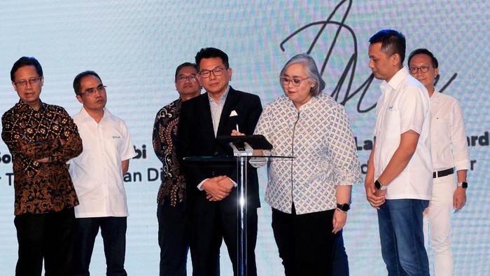 Presiden Direktur Prudential Indonesia Michellina L. Triwardhany (kedua kanan) berama Presiden Direktur Prudential Syariah Omar Sjawaldy Anwar (ketiga kanan) dan Direktur Transformasi dan Digital Bio Farma Soleh Ayubi (kanan) menandatangani kerja sama disaksiksaikan Menteri Kesehatan  Budi Gunadi Sadikin (kedua kiri),  Wakil Menteri BUMN I Pahala Nugraha Mansury (kiri) dan Direktur Utama PT Bio Farma Honesti Basyir (ketiga kiri) di Jakarta, Selasa (31/1/2023).