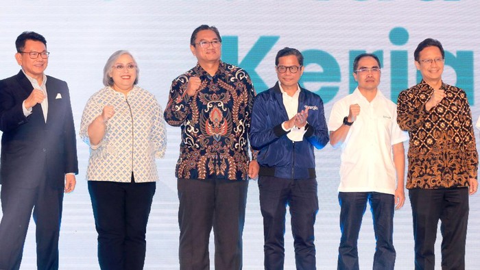 Presiden Direktur Prudential Indonesia Michellina L. Triwardhany (kedua kanan) berama Presiden Direktur Prudential Syariah Omar Sjawaldy Anwar (ketiga kanan) dan Direktur Transformasi dan Digital Bio Farma Soleh Ayubi (kanan) menandatangani kerja sama disaksiksaikan Menteri Kesehatan Budi Gunadi Sadikin (kedua kiri), Wakil Menteri BUMN I Pahala Nugraha Mansury (kiri) dan Direktur Utama PT Bio Farma Honesti Basyir (ketiga kiri) di Jakarta, Selasa (31/1/2023).