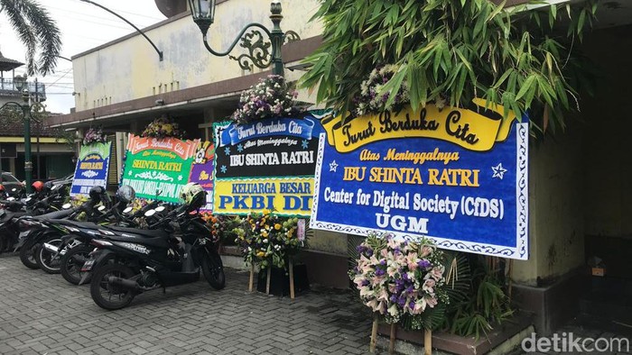 Suasana rumah duka Shinta Ratri pendiri Ponpes Waria yang meninggal dunia, Rabu (1/2/2023).