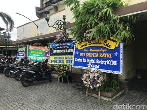 Pelayat Berdatangan di Rumah Duka Shinta Ratri Pendiri Ponpes Waria Jogja