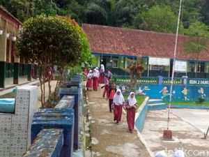 Potret SD Terpencil di Kuningan yang Minim Siswa
