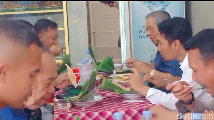 Susilo Bambang Yudhoyono saat makan nasi pecel di Kota Madiun