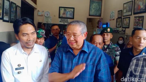 Susilo Bambang Yudhoyono saat makan nasi pecel di Kota Madiun