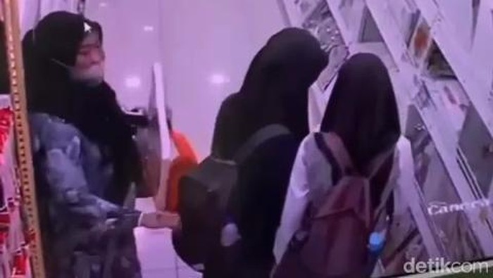 Tangkapan layar aksi perempuan berhijab mencopet di PTC Mall Palembang.