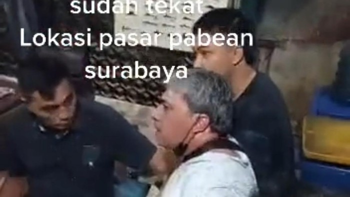 Tangkapan layar video TikTok @rifa__04 tentang bule pencuri uang di Pasar Pabean
