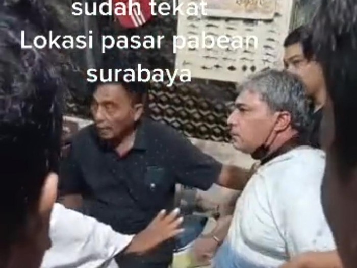 Tangkapan layar video TikTok @rifa__04 tentang bule pencuri uang di Pasar Pabean