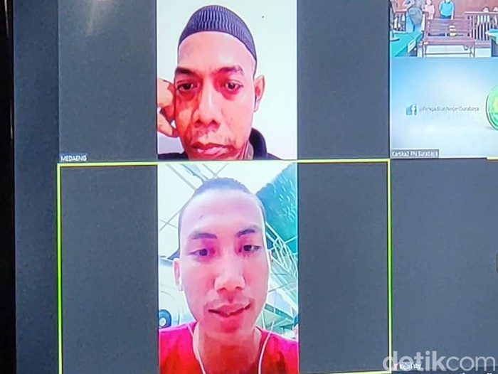 Terdakwa pencurian, Ahmad Bagus Setiawan saat menjalani sidang secara daring di Ruang Kartika, PN Surabaya.