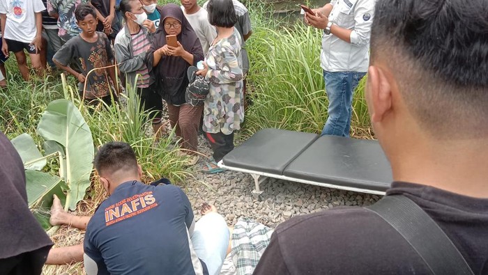 Tim Inafis mengecek korban tertabrak kereta api di Deli Serdang. (Foto: Istimewa)