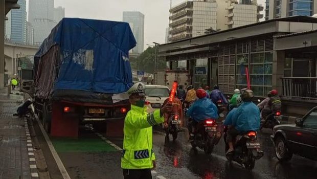 Truk mogok bikin lalin Jalan Gatsu ke arah Semanggi macet, Rabu (1/2/2023) pagi ini.
