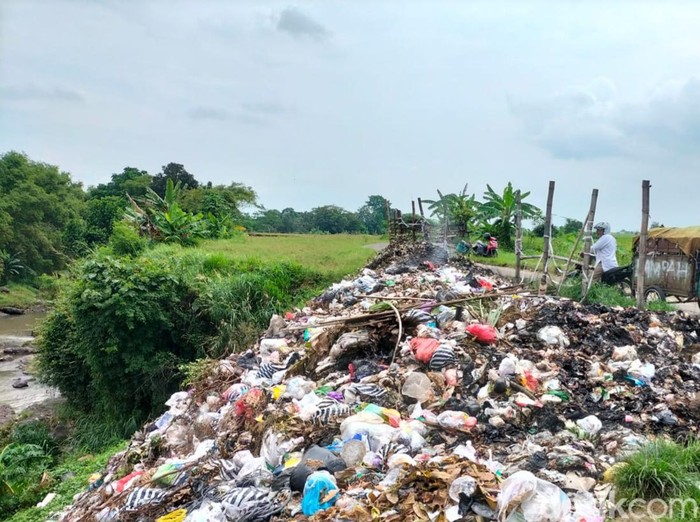 Tumpukan sampah menumpuk di pinvgir Kali Pepe, Banyudono, Boyolali, Rabu (1/2/2023).