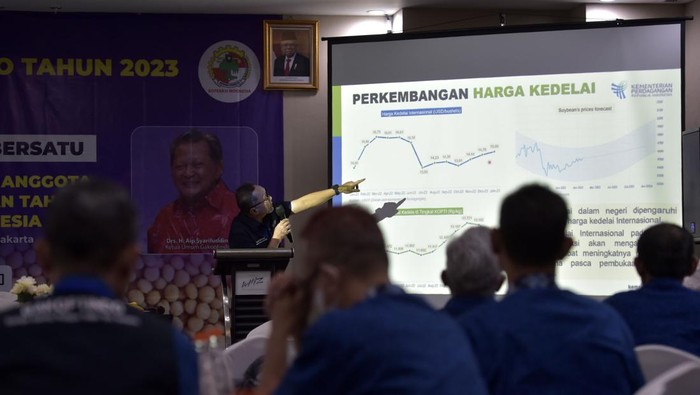 Upaya Pemerintah Menjaga Stabilitas Pasokan dan Harga Kedelai Mendag Zulhas memberikan arahan pada Rapat Kerja Nasional Gabungan Koperasi Produsen Tempe Tahu Indonesia (Gakoptindo) Tahun 2023.