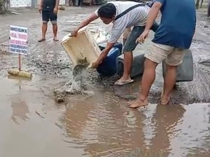 Jengkel Jalan Rusak, Warga Blitar Tebar Lele Hidup 30 Kg