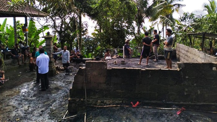 Warga gotong royong membersihkan dapur milik I Nengah Togog di Banjar Dinas Pakel, Desa Gegelang, Kecamatan Manggis, Karangasem, Bali, yang ludes terbakar, Rabu (1/2/2023).