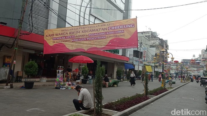 Warga Jalan Cihideung menolak kehadiran PKL di kawasan pedestrian.