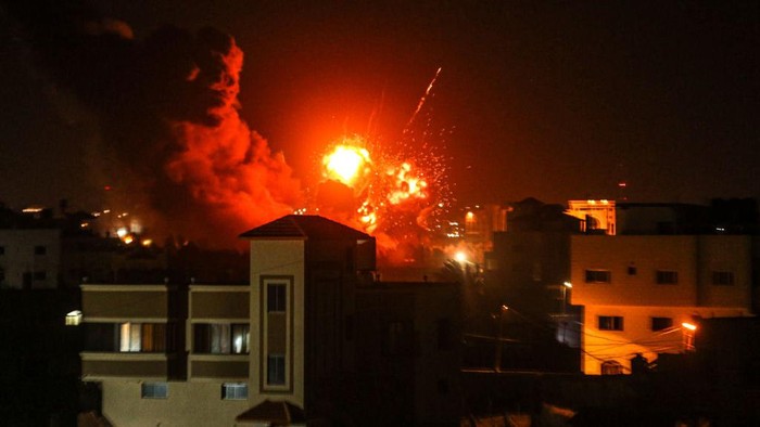 GAZA CITY, GAZA - FEBRUARY 2: Smoke and flames rise around the area belonging to Palestinian resistance groups, as a result of Israeli airstrikes over Gaza City, Gaza on February 2, 2023. (Photo by Ali Jadallah/Anadolu Agency via Getty Images)