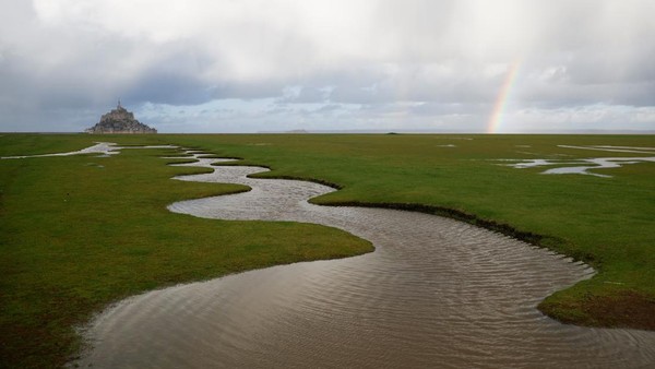 Lanskap kawasan Mont Saint-Michel atau pulau pasang di Prancis ini terlihat semakin indah dengan penampakan pelangi. Foto ini diambil pada 16 Januari 2023. REUTERS/Stephane Mahe Lanskap kawasan Mont Saint-Michel atau pulau pasang di Prancis ini terlihat semakin indah dengan penampakan pelangi. Foto ini diambil pada 16 Januari 2023. REUTERS/Stephane Mahe