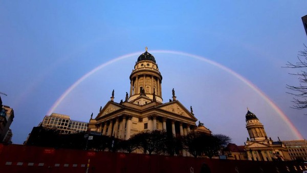 Lanjut, pelangi juga menghiasi langit Gereja Katedral di Jerman pada 4 Januari 2023 lalu. XAMAX/picture alliance via Getty Images Lanjut, pelangi juga menghiasi langit Gereja Katedral di Jerman pada 4 Januari 2023 lalu. XAMAX/picture alliance via Getty Images