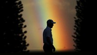 Berikutnya, siluet seorang pegolf dengan latar belakang pelangi di Kapalua Golf Club, Hawaii, menghasilkan lanskap yang memukau, keren. Andy Lyons/Getty Images