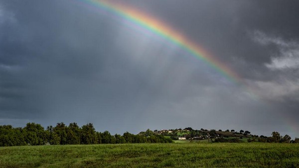 Lalu, ada lanskap pelangi yang mempesona di kawasan pertanian, Solvang, California. Foto ini dijepret pada 5 Januari 2023. Rose/Getty Images Lalu, ada lanskap pelangi yang mempesona di kawasan pertanian, Solvang, California. Foto ini dijepret pada 5 Januari 2023. Rose/Getty Images