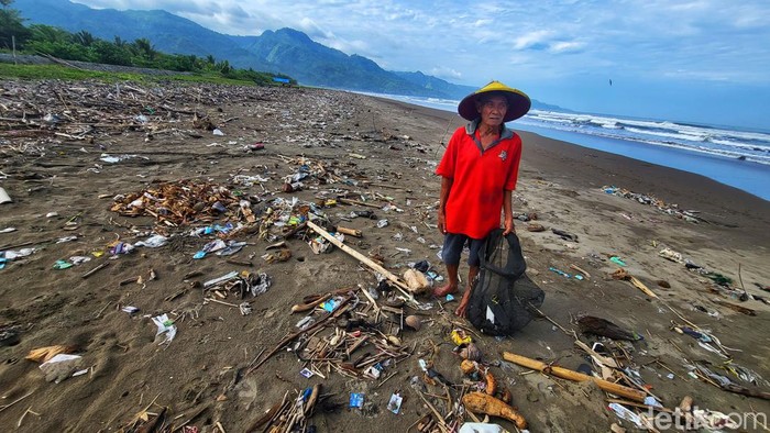 Abah Loji, pemburu sampah plastik di pesisir Pantai Loji Sukabumi