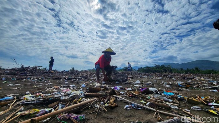 Abah Loji, pemburu sampah plastik di pesisir Pantai Loji Sukabumi