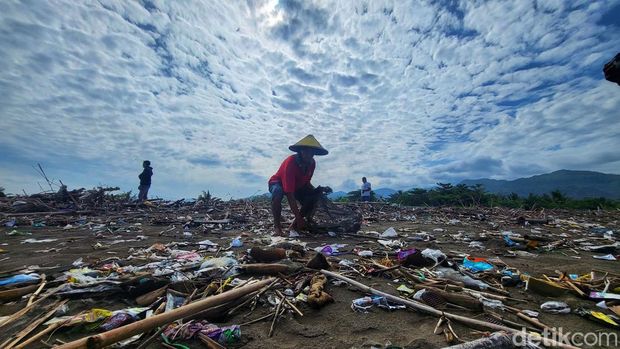 Abah Loji, pemburu sampah plastik di pesisir Pantai Loji Sukabumi