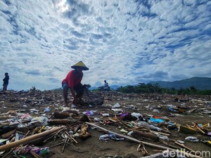 Jelajah Virtual Pemburu Rezeki di Lautan Sampah Pantai Loji