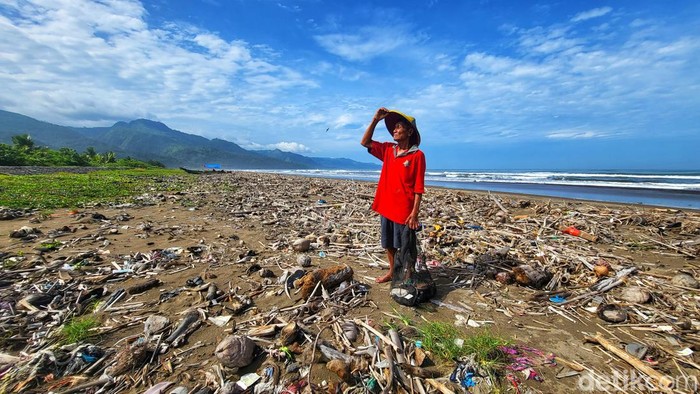 Abah Loji, pemburu sampah plastik di pesisir Pantai Loji Sukabumi