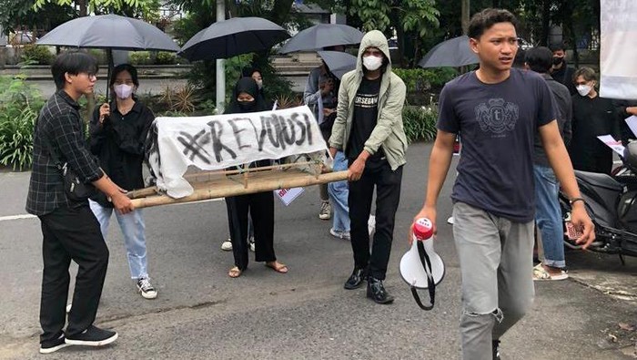 Aksi Damai Usut Tuntas Menolak Lupa Tragedi Kanjuruhan di Surabaya Massa suporter yang tergabung dalam Gerakan Sepak Bola untuk Rakyat (GSR) kembali melakukan aksi menolak lupa tragedi Kanjuruhan di Taman Prestasi, Kota Surabaya, Kamis (2/2/2023).