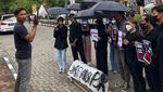 Aksi Damai Usut Tuntas Menolak Lupa Tragedi Kanjuruhan di Surabaya
