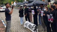 Aksi tersebut sudah berlangsung 3 kali, sebagai wujud dukungan mereka untuk dituntaskannya tragedi Kanjuruhan. Sebab, banyak permasalahan yang muncul karena tidak tuntasnya tragedi yang menewaskan 135 nyawa itu.