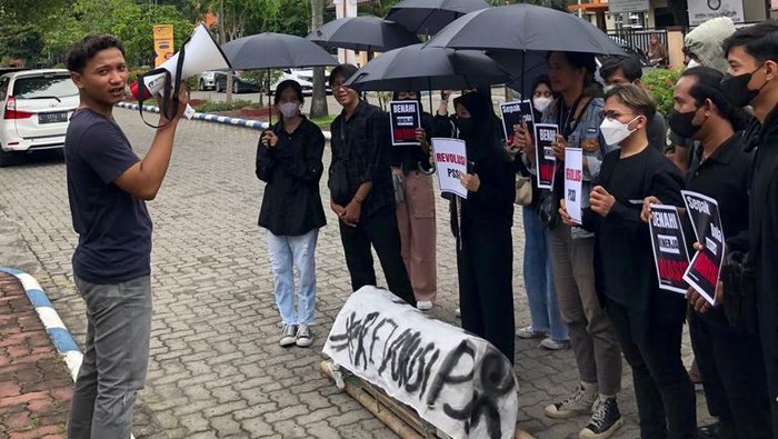 Aksi Damai Usut Tuntas Menolak Lupa Tragedi Kanjuruhan di Surabaya Massa suporter yang tergabung dalam Gerakan Sepak Bola untuk Rakyat (GSR) kembali melakukan aksi menolak lupa tragedi Kanjuruhan di Taman Prestasi, Kota Surabaya, Kamis (2/2/2023).