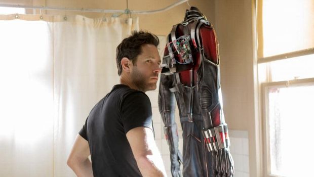 Aksi Paul Rudd di Ant-Man (2015).