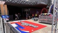 Beberapa kru juga mempersiapkan wall of fame dan juga barikade untuk para fans.