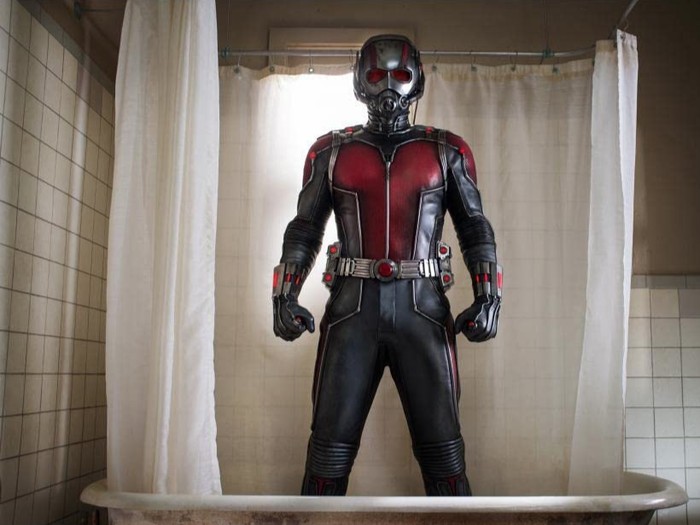 Aksi Paul Rudd di Ant-Man (2015).