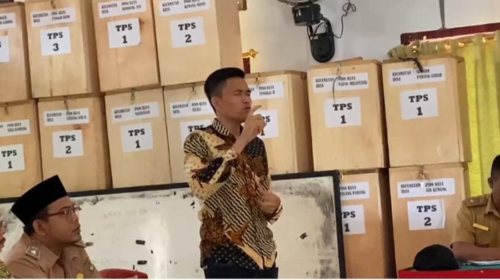 Apip saat bertemu para kades dan meminta maaf. (Foto: Istimewa)