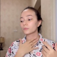 Ada beberapa kegiatan yang dilakukan oleh Asmirandah, salah satunya menggunakan skincare. Dengan rambut panjang yang diikat satu Asmirandah tampak mengaplikasikan produk skincarenya satu per satu. Foto: Instagram/@asmirandah89