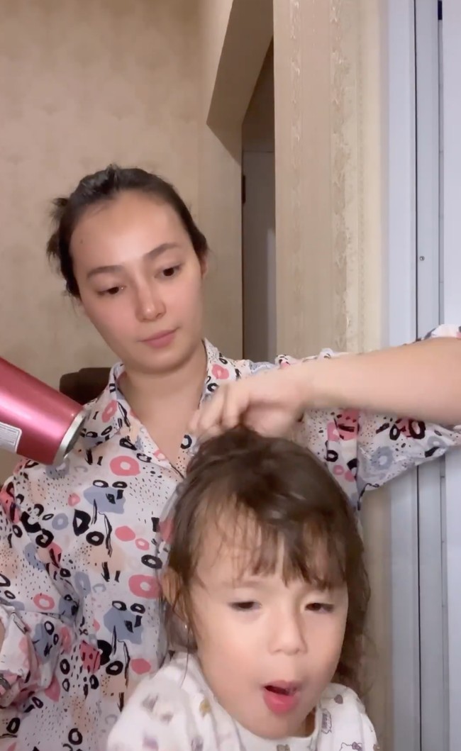 Setelah selesai mengenakan skincare, Asmirandah tak lupa kembali mengurus putrinya, Chloe. Pasangan ibu dan anak itu tampak begitu dekat dan juga kompak. Foto: Instagram/@asmirandah89
