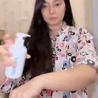 Tak hanya merawat kulit wajahnya, Asmirandah juga tetap merawat kulit tubuhnya dengan mengenakan body lotion. Tak heran kulitnya hingga saat ini masih terlihat sehat, glowing, dan kencang. Foto: Instagram/@asmirandah89