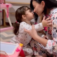 Memiliki darah keturunan Belanda dari sang ayah membuat Asmirandah berwajah blasteran. Paras cantik blasterannya itu juga diturunkan ke sang putri, Chloe. Foto: Instagram/@asmirandah89