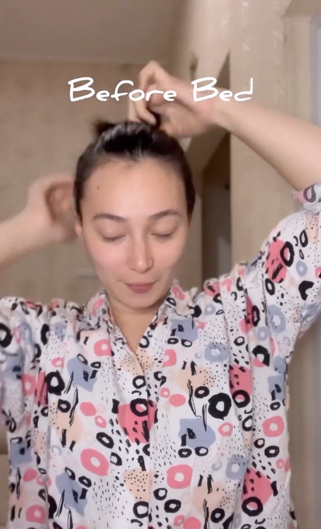 Melalui salah satu unggahan di akun Instagramnya Asmirandah membagikan kegiatannya sebelum tidur. Dalam video singkat yang diunggah terlihat Asmirandah yang tampil natural tanpa pulasan makeup sedikitpun. Foto: Instagram/@asmirandah89