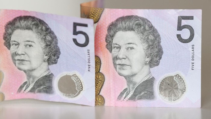Australia Bakal Ganti Wajah Ratu Elizabeth di Uang Kertas Australian $5 banknotes with a portrait of the late Queen Elizabeth II are seen in this picture illustration taken February 2, 2023. REUTERS/Loren Elliott/Illustration