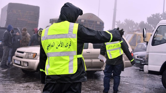 Badai Salju Bikin Lalu Lintas di Lebanon Amburadul BEIRUT, LEBANON - FEBRUARY 01: Cars stuck in snow on the snow covered road during the snowstorm called
