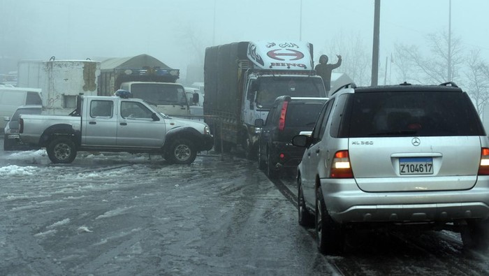 Badai Salju Bikin Lalu Lintas di Lebanon Amburadul BEIRUT, LEBANON - FEBRUARY 01: Cars stuck in snow on the snow covered road during the snowstorm called