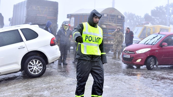 Badai Salju Bikin Lalu Lintas di Lebanon Amburadul BEIRUT, LEBANON - FEBRUARY 01: Cars stuck in snow on the snow covered road during the snowstorm called