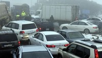 Badai salju mengakibatkan jalanan macet total hingga tidak beraturan.  