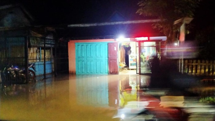 Banjir di Dompu meluas hingga menggenangi empat kecamatan pada Kamis (2/2/2023). Puluhan rumah kebanjiran dan hingga kini air belum juga surut.